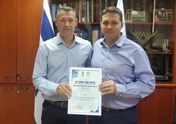 ראש העיר חיים ביבס וגזבר העירייה רם סידיס