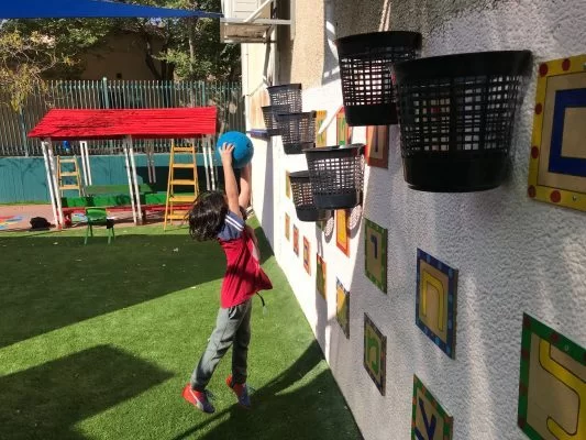 חצר בית הספר מעוז המכבים