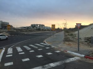 פסי ההאטה החדשים המונמכים בצומת שדרות החשמונאים-יצחק רבין במודיעין