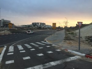 פסי ההאטה החדשים המונמכים בצומת שדרות החשמונאים-יצחק רבין במודיעין