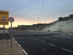 פסי ההאטה החדשים המונמכים בצומת שדרות החשמונאים-יצחק רבין במודיעין