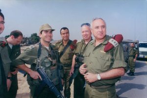 אמנון ליפקין שחק, יואב גלנט ויום טוב סמיה (צילום: דובר צה"ל, משרד הביטחון)