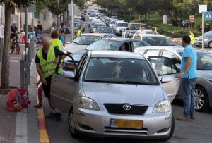 הורים מורידים את ילדיהם ליד בית הספר, מיזם "נשק וסע" (צילום: גילי כהן-מגן)