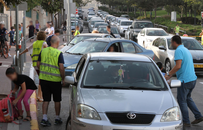 הורים מורידים את ילדיהם ליד בית הספר, מיזם "נשק וסע" (צילום: גילי כהן-מגן)
