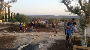 תושבים מקימים את הגינה הקהילתית ברחוב ראובן פינת יששכר במודיעין