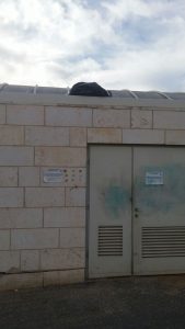 שקית האשפה מעל מבנה הציבור