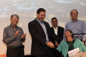 עופרה אורבך מקבלת אות יקירת העיר מראש העיר חיים ביבס 