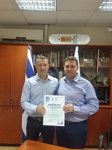 ראש העיר חיים ביבס וגזבר העירייה רם סידיס