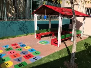 חצר בית הספר מעוז המכבים
