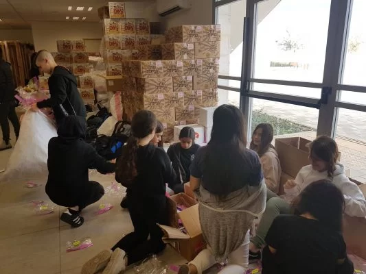 תלמידי עירוני ה' מכינים משלוחי מנות (צילום: דוברות עיריית מודיעין מכבים רעות)