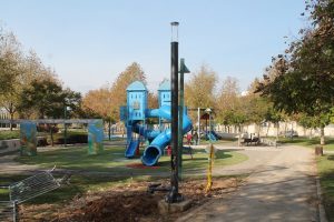 החלפת עמודי התאורה בעמק האלה (צילום: דוברות עיריית מודיעין מכבים רעות)