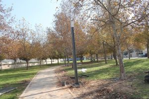 החלפת עמודי התאורה בעמק האלה (צילום: דוברות עיריית מודיעין מכבים רעות)