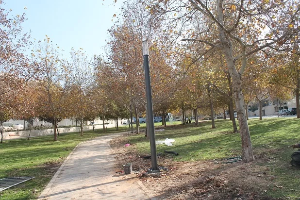 החלפת עמודי התאורה בעמק האלה (צילום: דוברות עיריית מודיעין מכבים רעות)