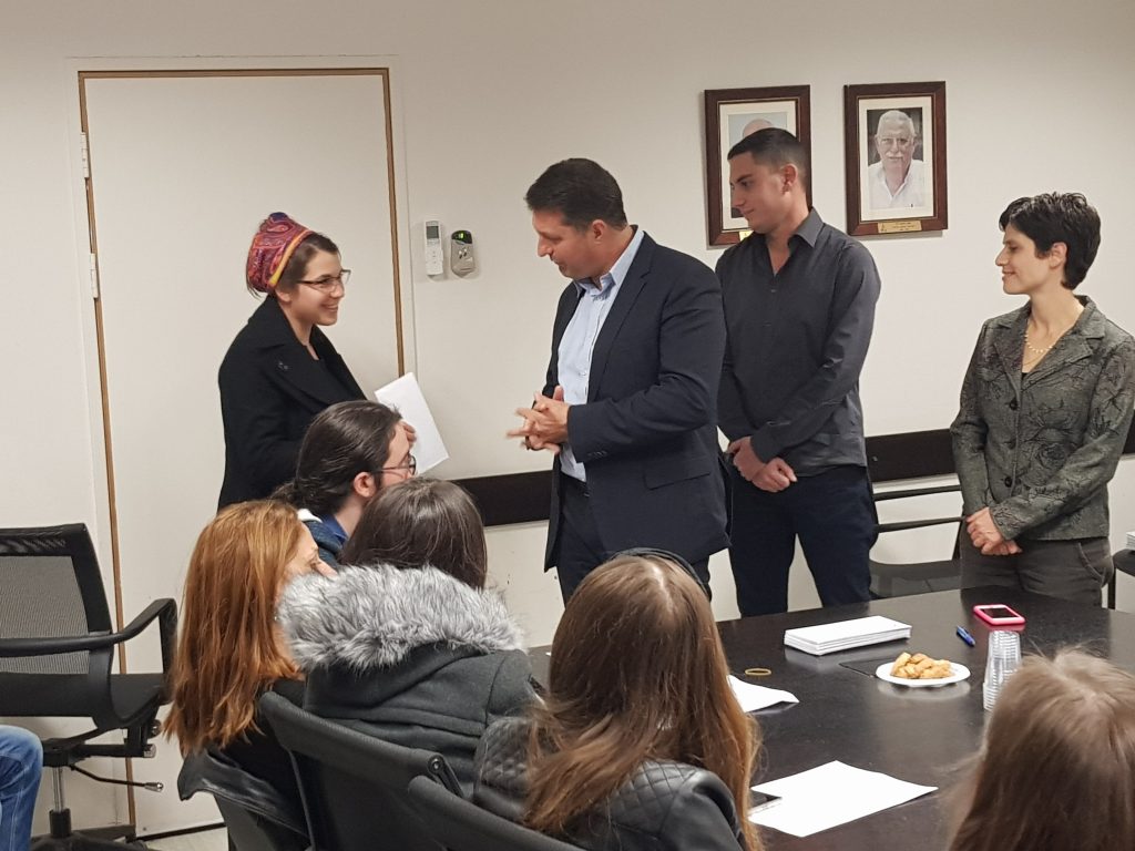 חיים ביבס מחלק מלגות לסטודנטים לשנת 2018 (צילום: דוברות עיריית מודיעין מכבים רעות)