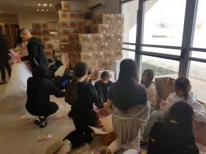 תלמידי עירוני ה' מכינים משלוחי מנות (צילום: דוברות עיריית מודיעין מכבים רעות)
