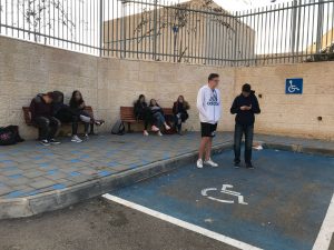 תלמידי עירוני ה' מחכים להסעה, השבוע (צילום: מאי מלובץ)