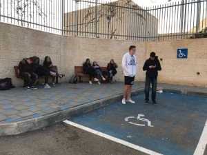 תלמידי עירוני ה' מחכים להסעה, השבוע (צילום: מאי מלובץ)
