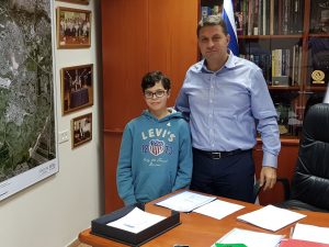 ראש העיר חיים ביבס נפגש עם שחר ספר במשימה לקראת בר המצווה (צילום: דוברות עיריית מודיעין מכבים רעות)