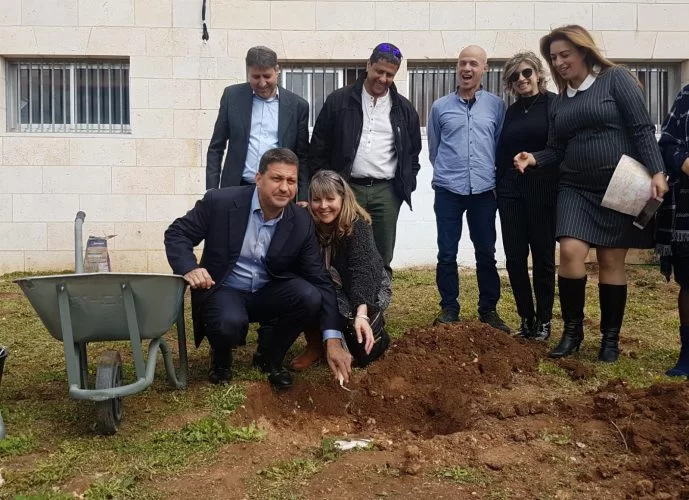 הנחת אבן הפינה לבניית אודיטוריום בעירוני א' (צילון: דוברות עיריית מודיעין מכבים רעות)