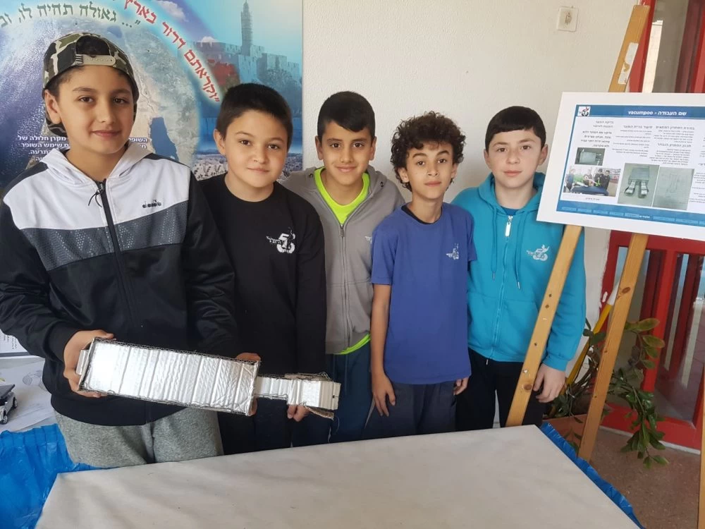 בניית דגם על ידי תלמידי היובל לאיסוף צרכי כלבים (צילום: דוברות עיריית מודיעין)
