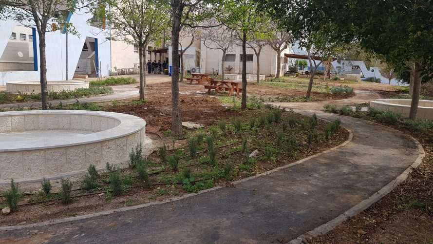 החצר הלימודית בעירוני א' (צילום: דוברות עיריית מודיעין מכבים רעות)