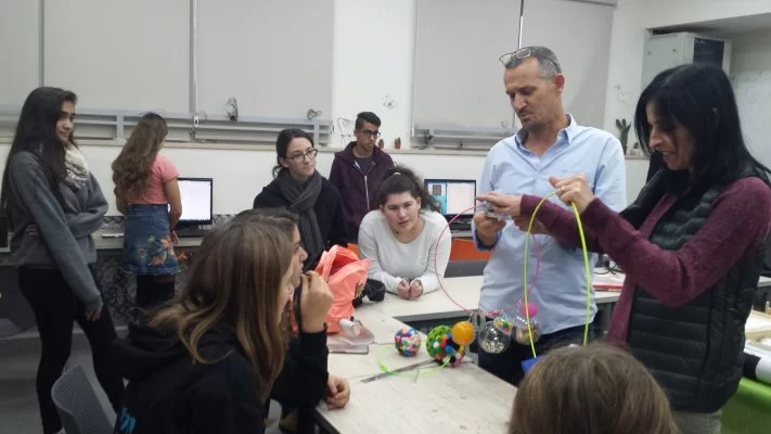 תלמידים יצרו משחקים לתלמידי החינוך המיוחד (צילום: דוברות עיריית מודיעין מכבים רעות)
