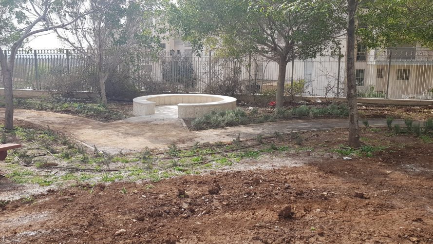 החצר הלימודית בעירוני א' (צילום: דוברות עיריית מודיעין מכבים רעות)