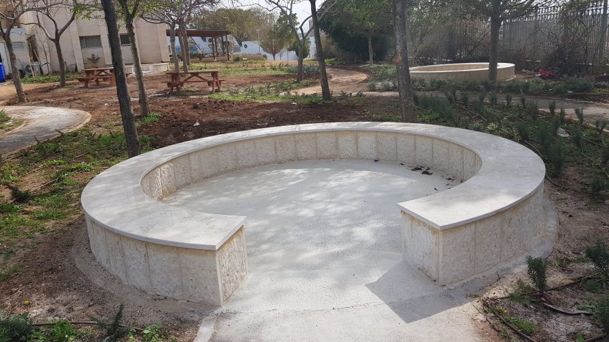 החצר הלימודית בעירוני א' (צילום: דוברות עיריית מודיעין מכבים רעות)