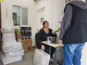 חלוקת ערכות חורף לקשישים בעיר (צילום: דוברות עיריית מודיעין מכבים רעות)