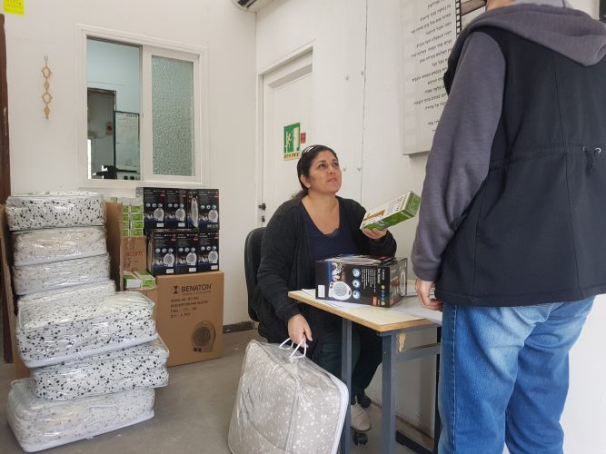 חלוקת ערכות חורף לקשישים בעיר (צילום: דוברות עיריית מודיעין מכבים רעות)