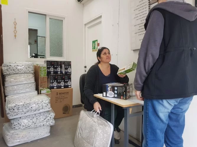 חלוקת ערכות חורף לקשישים בעיר (צילום: דוברות עיריית מודיעין מכבים רעות)