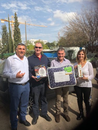 חלוקת ערכות חורף לקשישים בעיר (צילום: דוברות עיריית מודיעין מכבים רעות)