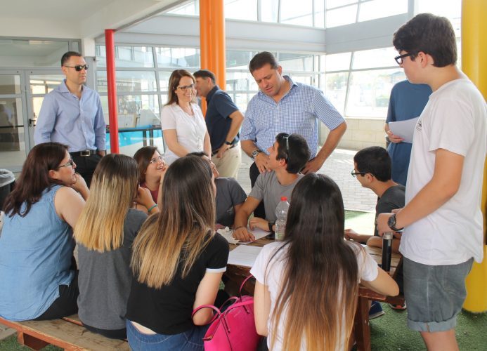 ראש העיר חיים ביבס ותלמידים (צילום: דוברות עיריית מודיעין מכבים רעות)