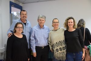 המתנדבות יפעת מורן ריינברג, רויטל שיינקופף, שלמה פסי, מיקי בר, הדס יולס קדם במועדון הקהילתי "ברקנית" (צילום: דוברות עיריית מודיעין מכבים רעות)