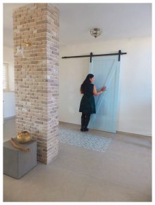 לילך עמיר באחד הבתים שעיצבה (צילום: לימור בן שחר)