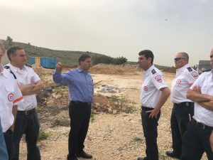 ראש העיר חיים ביבס ומנכ"ל מד"א אלי בין עורכים סיור (צילום: דוברות עיריית מודיעין מכבים רעות)