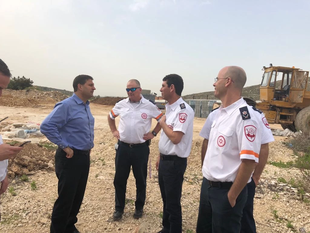 ראש העיר חיים ביבס ומנכ"ל מד"א אלי בין עורכים סיור (צילום: דוברות עיריית מודיעין מכבים רעות)