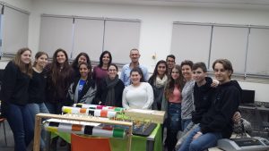 תלמידים יצרו משחקים לתלמידי החינוך המיוחד (צילום: דוברות עיריית מודיעין מכבים רעות)