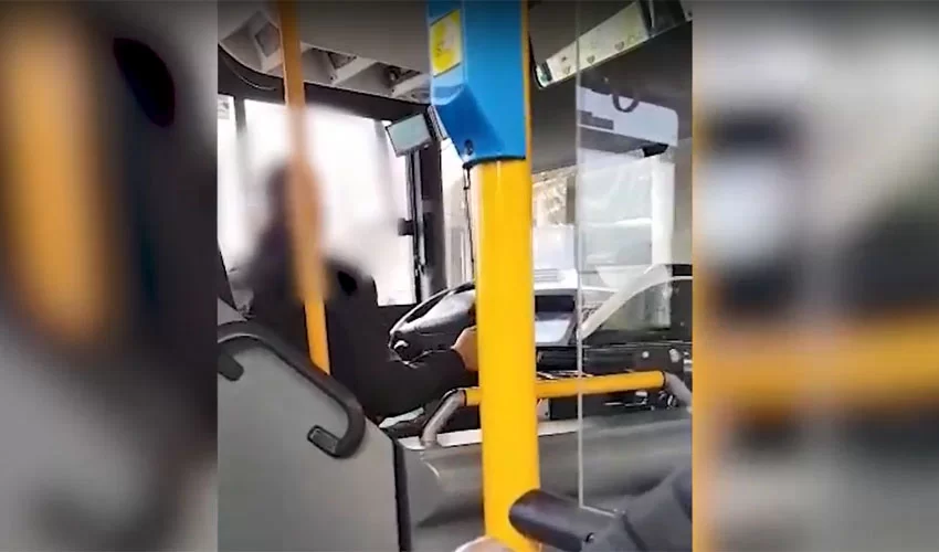 תיעוד מתוך האוטובוס (צילום: דוברות המשטרה)