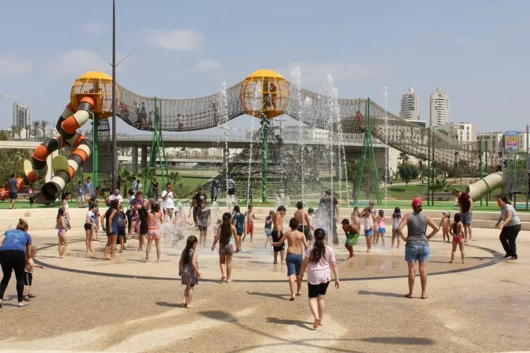 מזרקות המים בפארק ענבה (צילום: דוברות עיריית מודיעין מכבים רעות)