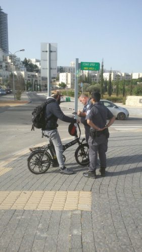 רוכב אופניים במודיעין ופקחים (צילום: דוברות עיריית מודיעין מכבים רעות)
