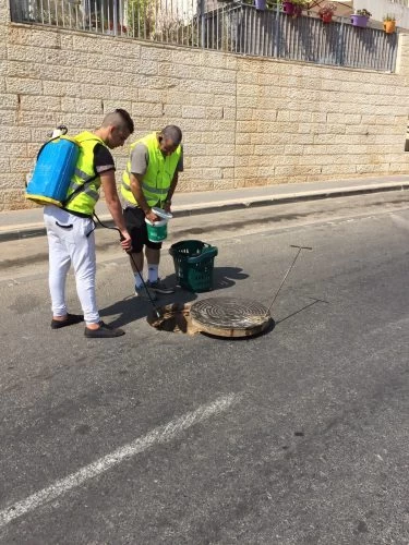 הדברה יתוש הטיגריס האסייני - שני אנשים מדבירים (צילום: דוברות עיריית מודיעין מכבים רעות)