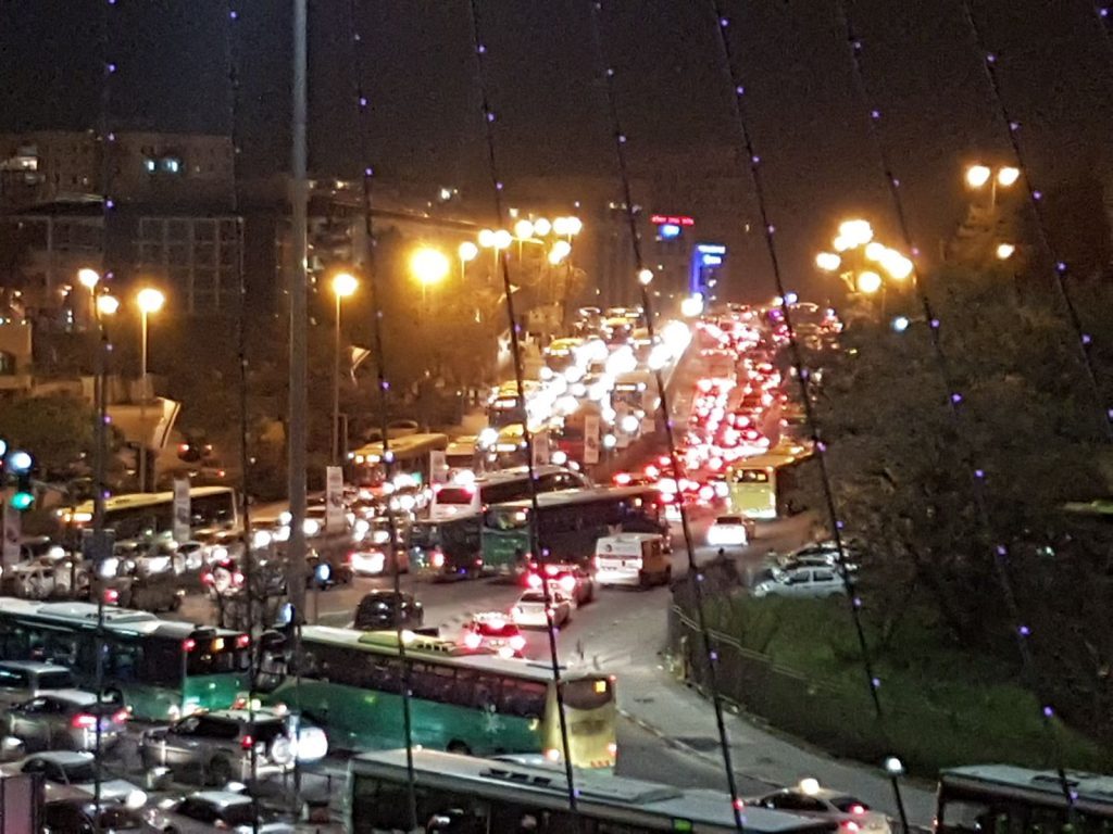 הכניסה לירושלים, בלילה - פקקים ועומסי תנועה כבדים (צילום: אורן בן-חקון)