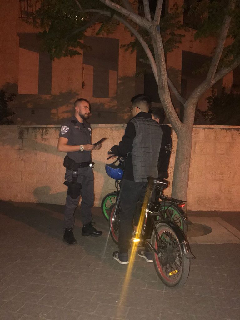 רוכב אופניים במודיעין ופקחים (צילום: דוברות עיריית מודיעין מכבים רעות)