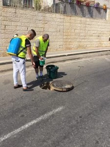 הדברה יתוש הטיגריס האסייני - שני אנשים מדבירים (צילום: דוברות עיריית מודיעין מכבים רעות)