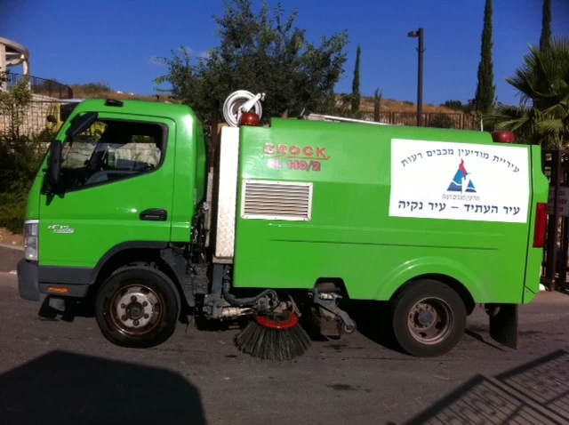 היערכות מבצע ניקיון לקראת חג הפסח - רכב ניקיון של העירייה (צילום: דוברות עיריית מודיעין מכבים רעות)