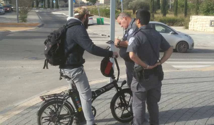רוכב אופניים במודיעין ופקחים (צילום: דוברות עיריית מודיעין מכבים רעות)