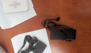 המכשור האלקטרוני שנתפס על החשוד במבחן התיאוריה (צילום: דוברות המשטרה)