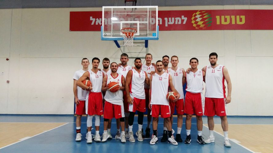 הפועל חבל מודיעין (מימין לשמאל) תום חבקין, אריאל ברנץ ,דביר רנגוולד , שחר כהן, יהונתן לוי, גיא לויצקי , רז ניסים כהן, ג'ורג' אוסדצ'י, דורי אסף, בן שוהם, גל כוהנר, גל יואב (צילום: מועדון הפועל חבל מודיעין)
