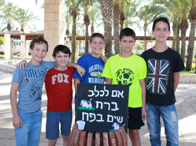 התלמידים עם הסלוגן הנבחר בשנה שעברה - מימין: נועם שגיא, איתמר בראשי, גילעד קולס, נועם שביט, גיא יהב (צילום: דקל שגיא)